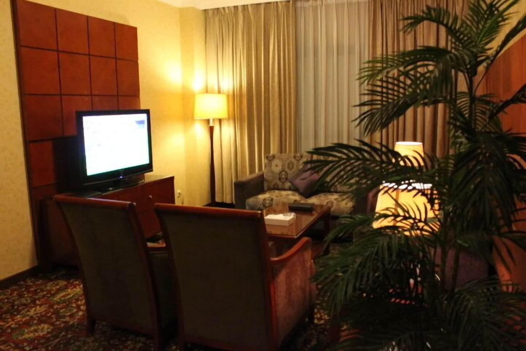 Shaza Regency Plaza Al Madinah Hotel Medina Buitenkant foto A living room in a typical hotel suite
