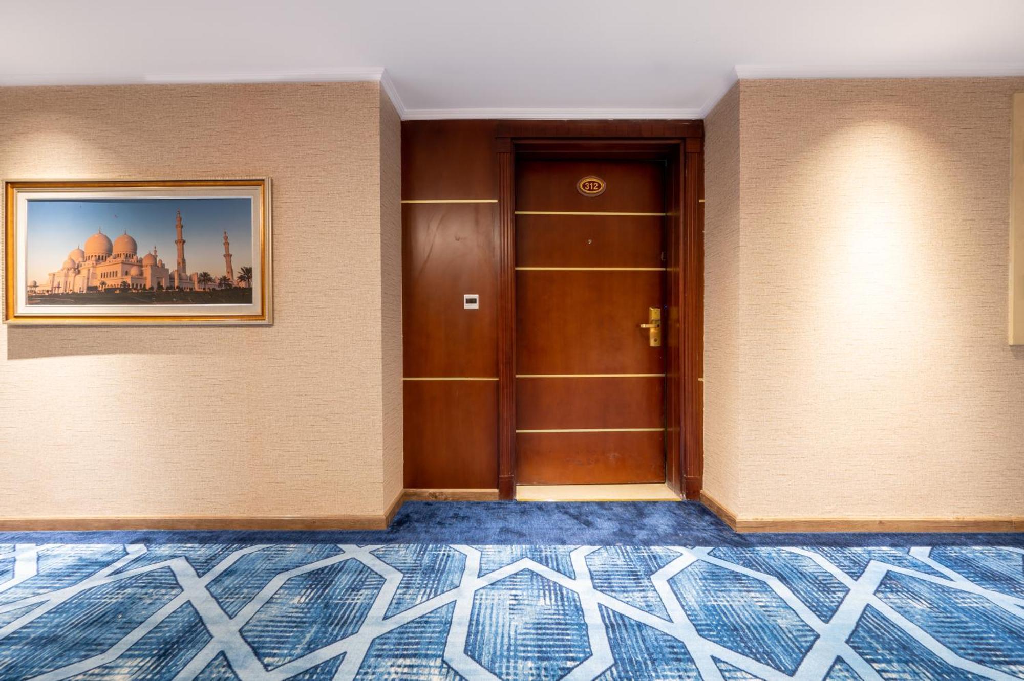 Shaza Regency Plaza Al Madinah Hotel Medina Buitenkant foto A door in a hotel