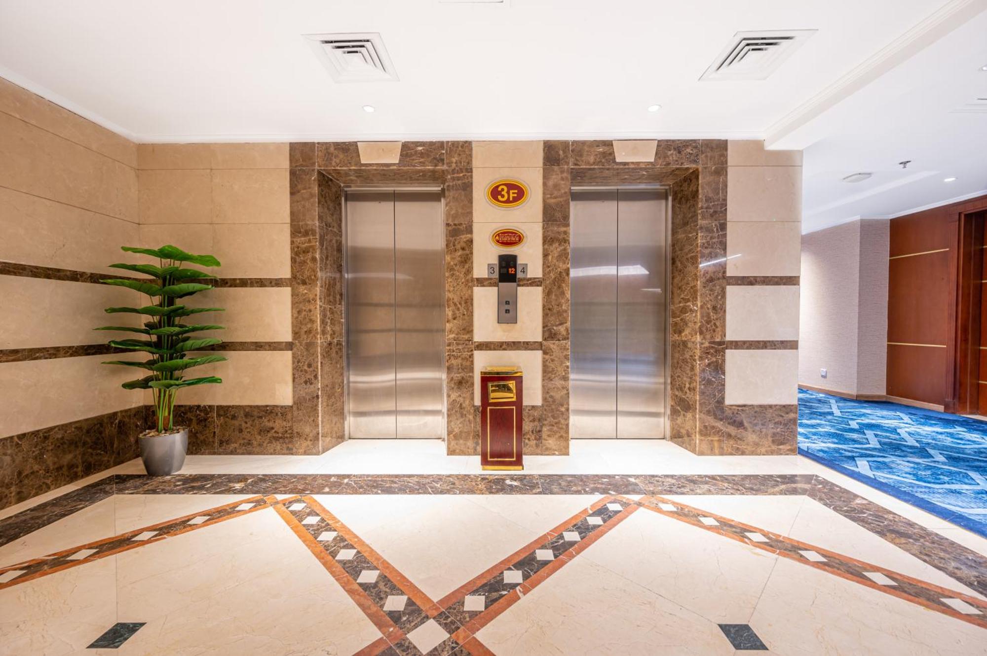 Shaza Regency Plaza Al Madinah Hotel Medina Buitenkant foto Elevators at the hotel