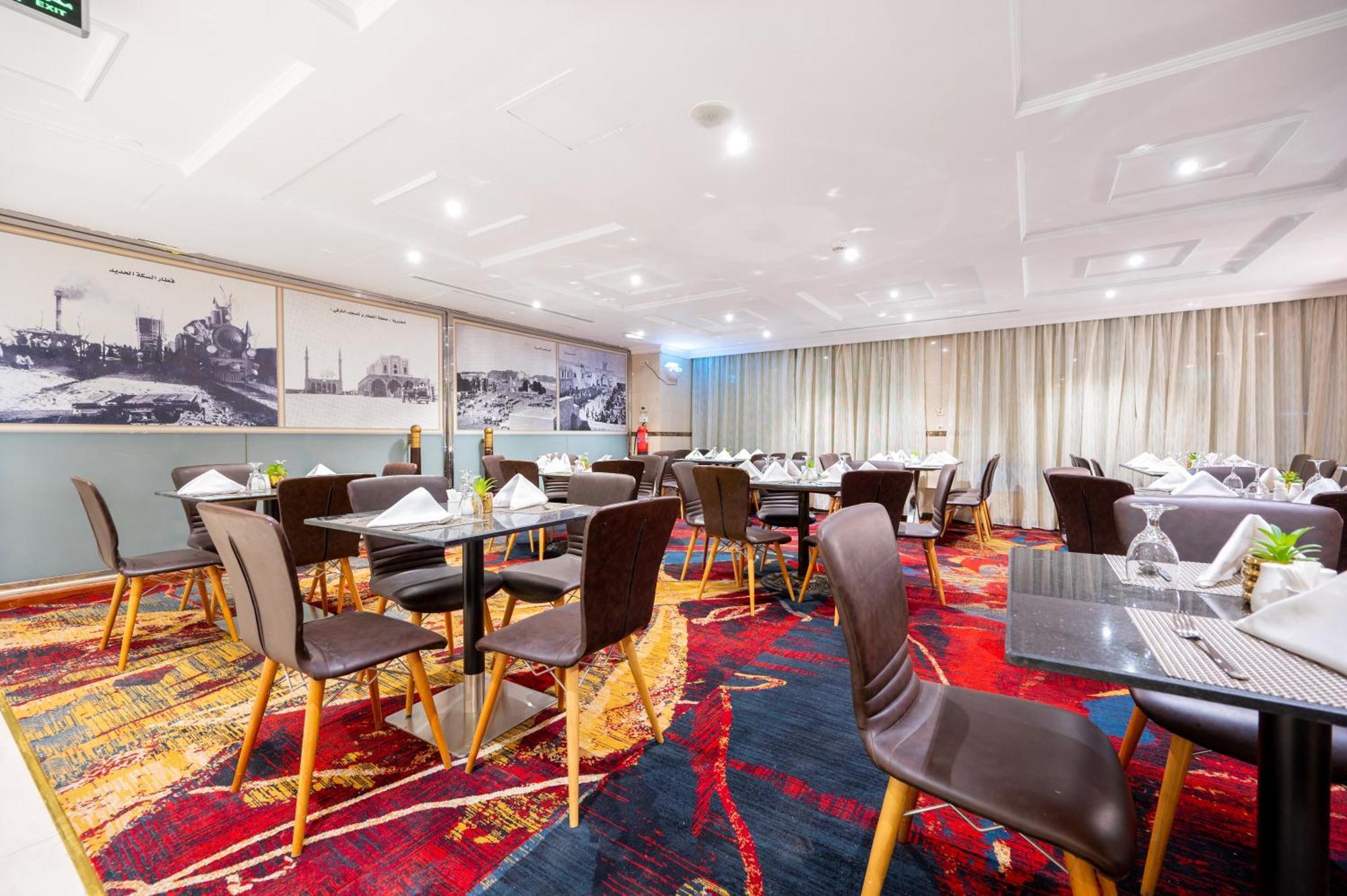 Shaza Regency Plaza Al Madinah Hotel Medina Buitenkant foto The lounge at the airport
