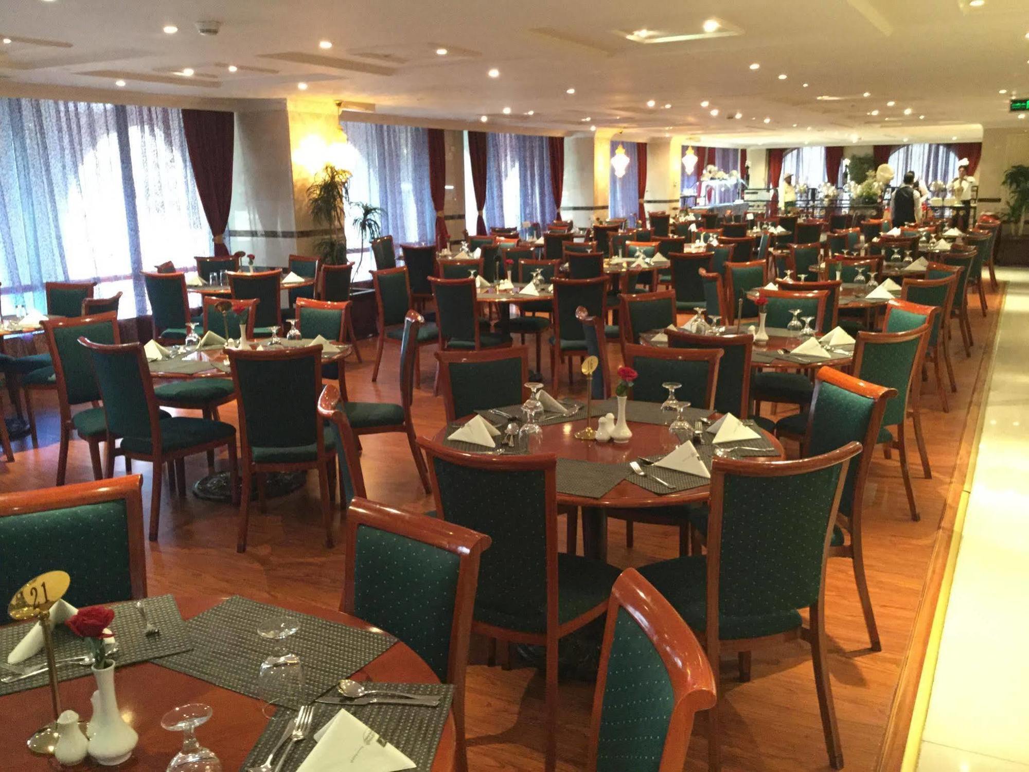 Shaza Regency Plaza Al Madinah Hotel Medina Buitenkant foto The restaurant at the hotel