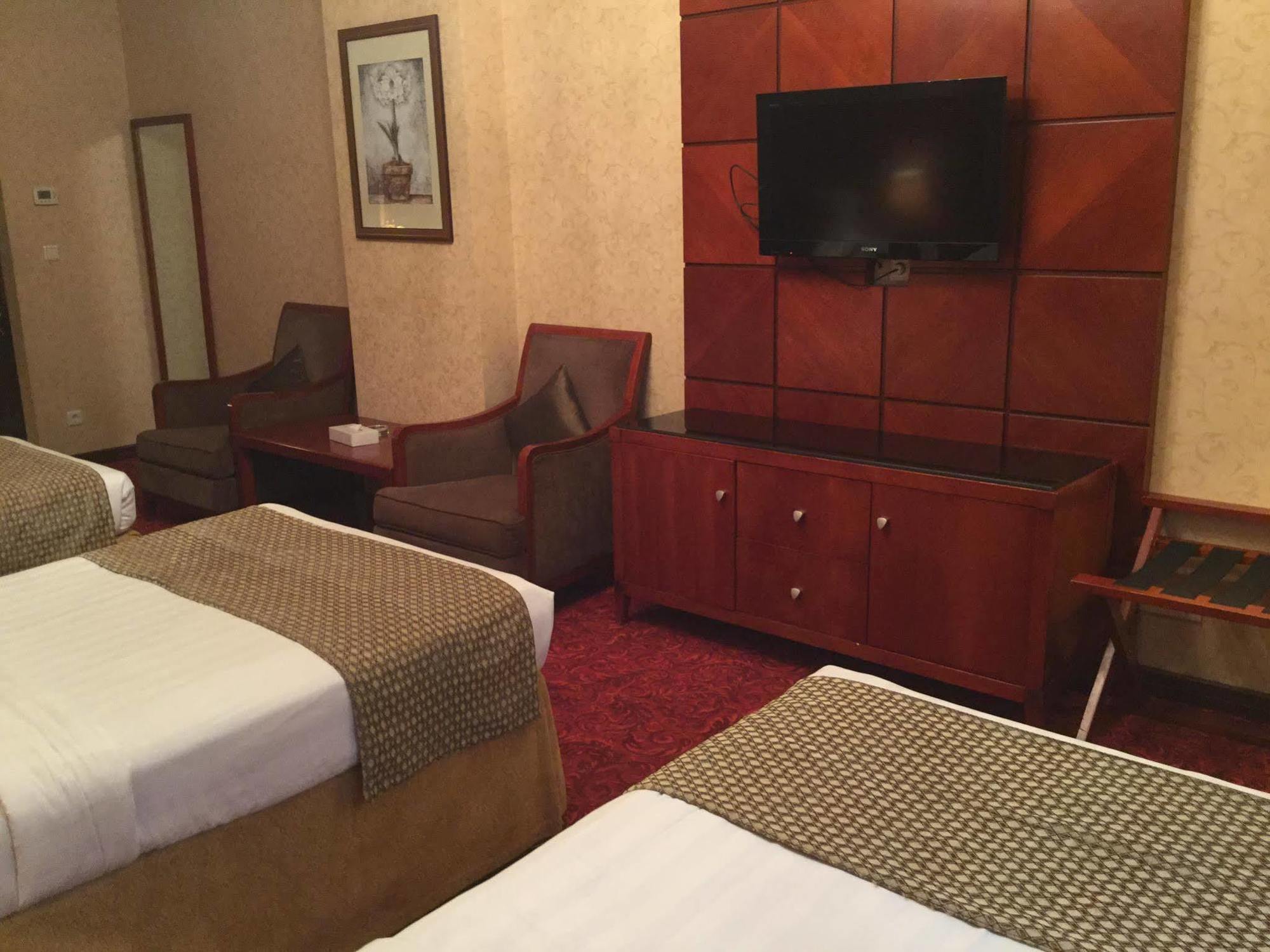 Shaza Regency Plaza Al Madinah Hotel Medina Buitenkant foto A room at the hotel