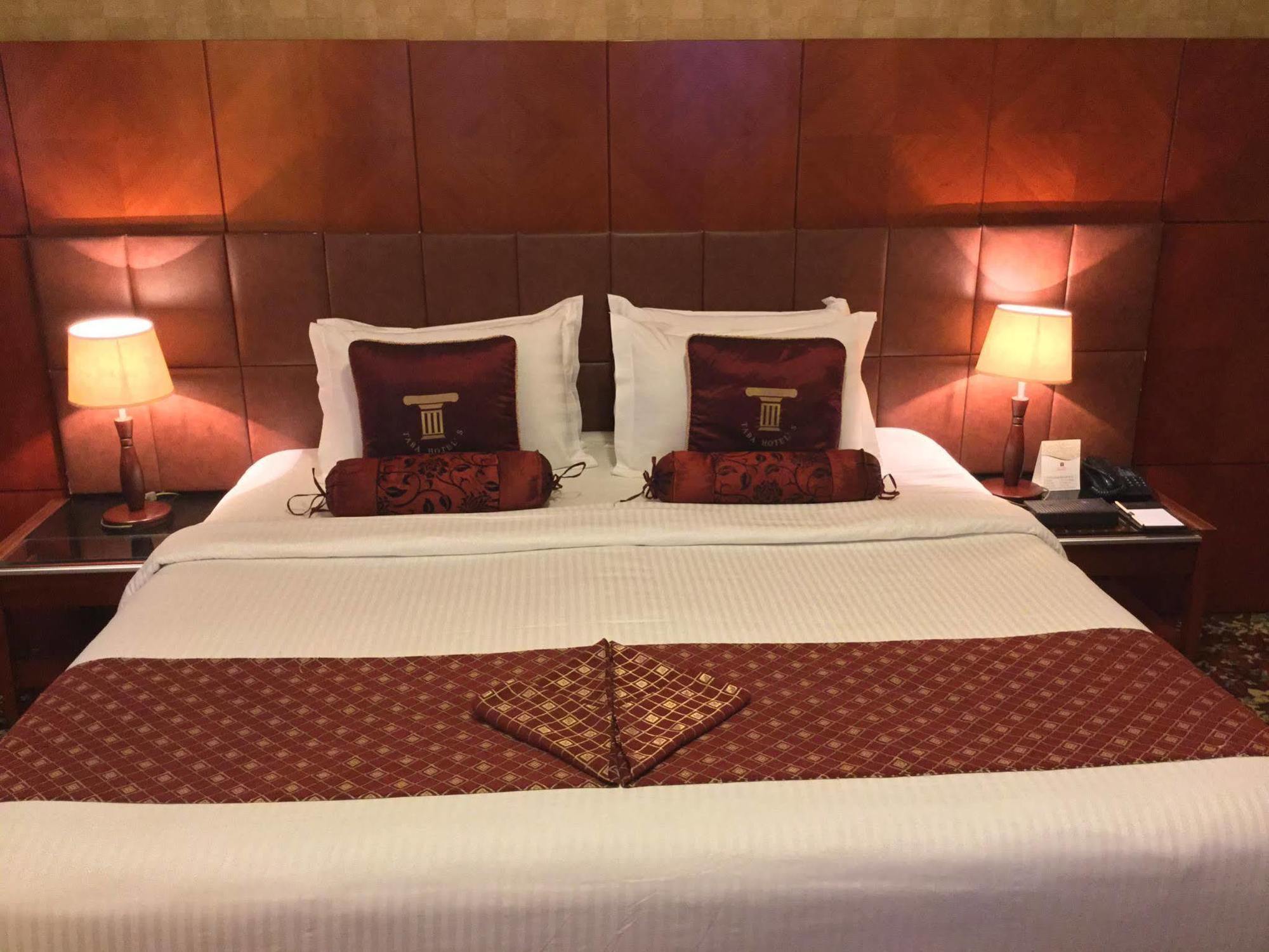Shaza Regency Plaza Al Madinah Hotel Medina Buitenkant foto A bedroom at the hotel